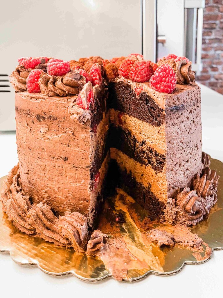 Шоколадова торта с шоколадов мус и малини