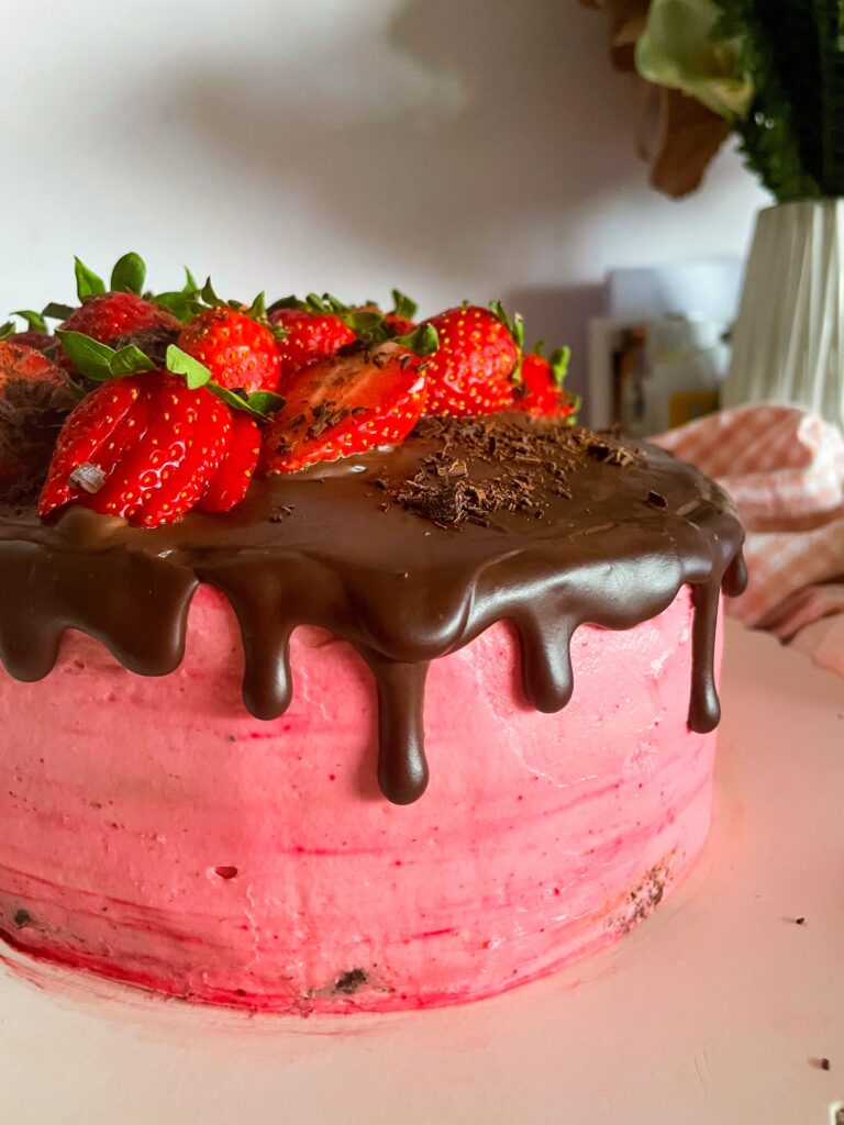 Шоколадова торта с ягодов крем