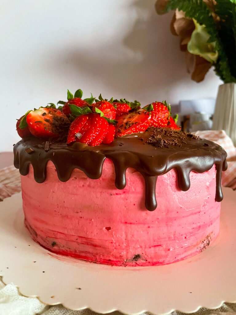 Шоколадова торта с ягодов крем